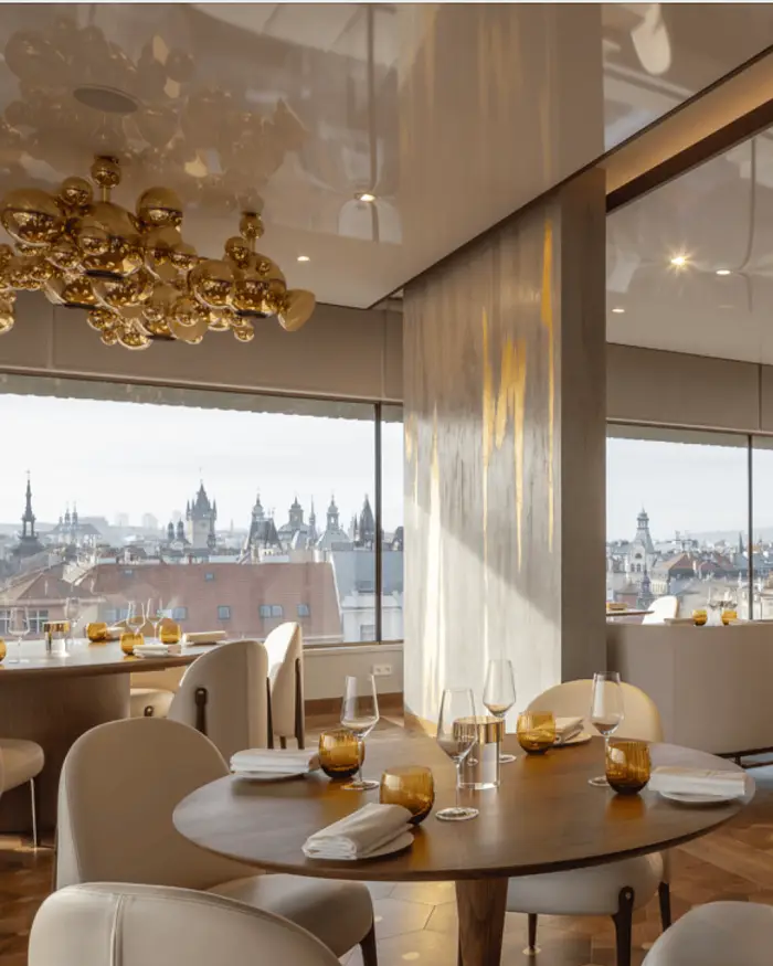 Restaurace a hotely