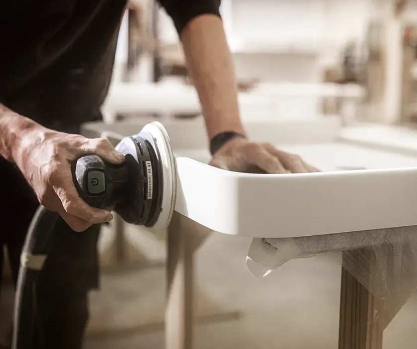 Dělník s umělým kamenem